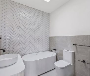 Comfortable Three Bedroom Living in Woongarrah - Photo 6