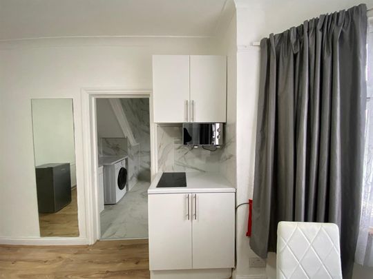 House share to rent in Whitchurch Lane, Edgware, HA8 - Photo 1