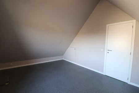 Een ruim appartement van 148m² met terras en 2 autostaanplaatsen. - Photo 4