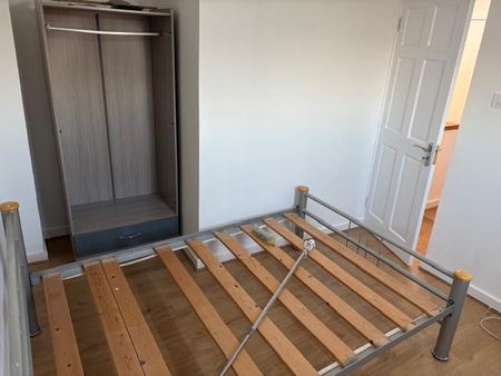 3 bedroom flat to rent - Photo 4