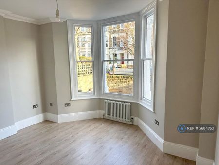 3 bedroom flat to rent - Photo 3