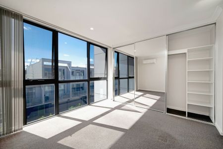 Bright & spacious townhouse in the centre of Amaroo - Photo 4