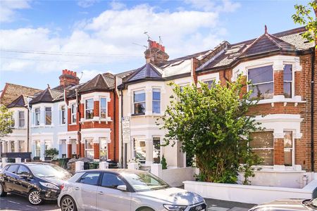 A charming three bedroom upper maisonette on the Alphabet Streets with a south-west facing garden - Photo 5