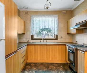 Spacious Family Home Close to West Lakes Shopping - Photo 4