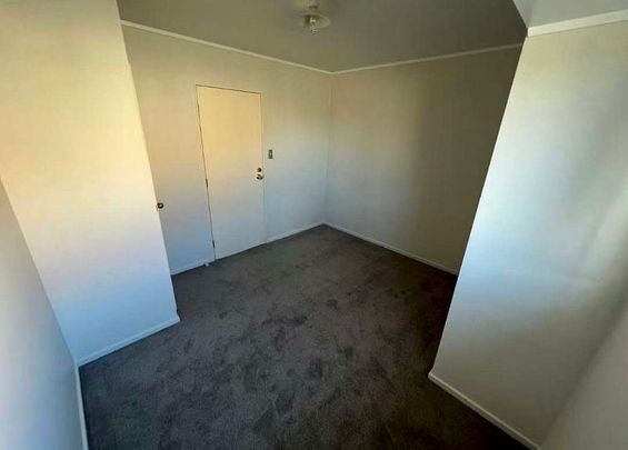 Charming 4 Bedroom Family Home in Flat Bush - Photo 1