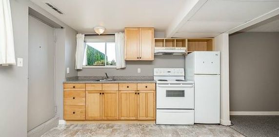 North Burnaby 2 bedrooms 1 bathrooms house for rent - Photo 2