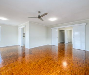 27 Vaggelas Crescent, Biggera Waters - Photo 2