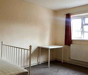 3 Bed Terraced House, Birch Close, E16 - Photo 5