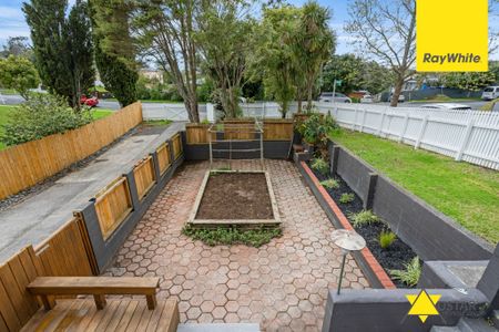 Stylish Family Home in Sought-After New Lynn - Photo 2