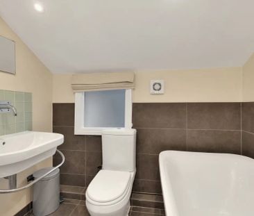 3 bedroom flat in London - Photo 6