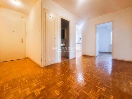 Located in a quiet residential area of Lausanne, this apartment is ideally located to combine comfort and practicality. Just a 5-minute walk from the CHUV, 2 minutes from the bus stop of the Lausanne Transport (TL) line 6 and 5 minutes from the Sallaz metro stop (line M2), you will be quickly connected to the main amenities of the city. Access to the Vennes motorway entrance is only a 5-minute drive away, making it easy to travel to other neighborhoods and beyond. The neighborhood is also very well served with nearby shops, including a Coop and a Migros, for your daily shopping. The building is surrounded by green spaces, offering a pleasant and relaxing living environment. Perfect for nature lovers. - Photo 2