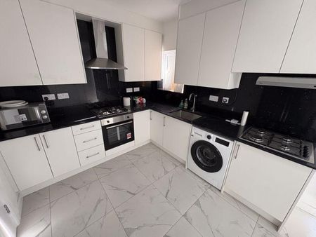 5 bedroom terraced house to rent - Photo 4