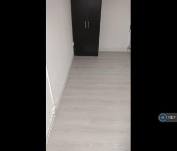 3 bedroom flat to rent - Photo 4