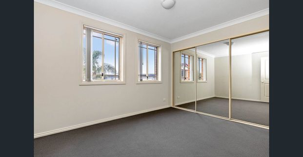 Immaculate 3 bedroom townhouse - Photo 1