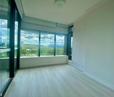 Sunny Two Bedrooms Apartment In Australia Tower - Photo 3