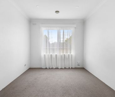 BRIGHT & SPACIOUS TWO BED APARTMENT IN SOUGHT AFTER LOCATION! - Photo 4