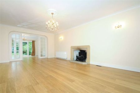 4 bedroom detached executive home in Englefield Green - Photo 5