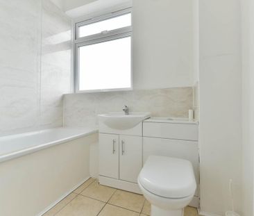 3 bedroom flat to rent - Photo 6