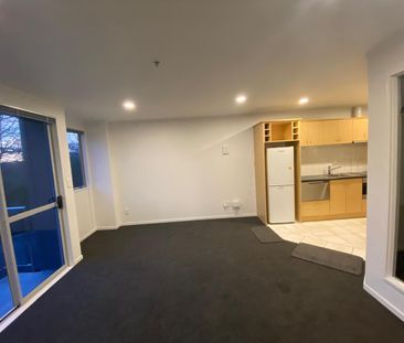 Bright & Sunny 1-Bedroom Apartment - Photo 6