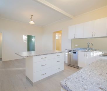 New Renovated 3 Bedroom, only 2.5kms to Merewether Beach! - Photo 4