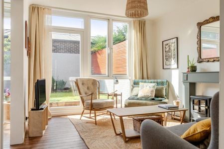 2 Bed Terraced House, Deventer Crescent, SE22 - Photo 2