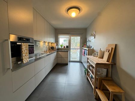 Centraal gelegen appartement met 2 slaapkamers en zeer groot terras - Photo 2