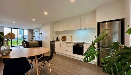 Two bedroom , 1 bathroom - Photo 2