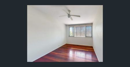 Spacious Family Haven with Modern Open-Plan Living - Photo 5