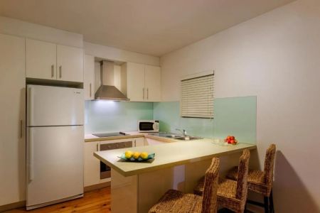 Move-In Ready Furnished Apartment in the Heart of St Kilda - Photo 4