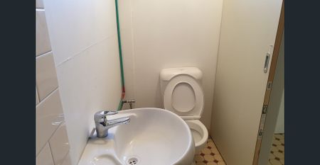 Big 1BR for male in Huge, Tiled, Shared, Furnished Flat. Walk to Train. Inc. bills! - Photo 4