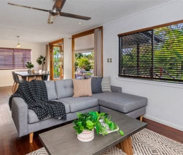 3 BEDROOM HOME IN CENTRAL LOCATION + POOL + ADDITIONAL UTILITY ROOM! - Photo 2