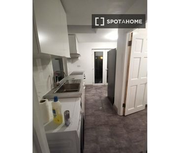 Room for rent in 5-bedroom house in Ballybough, Dublin - Photo 4