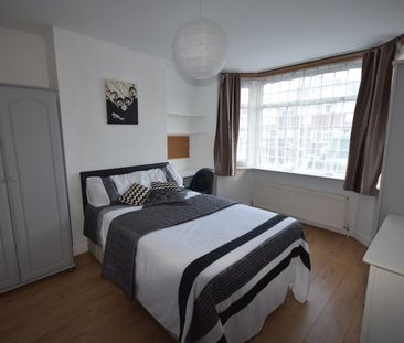 4 Bed Semi-Detached House, Honeysuckle Road, SO16 - Photo 1