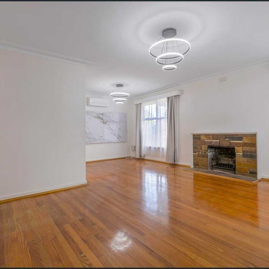 STYLISH FAMILY LIVING - PERFECTLY RENOVATED - Photo 1