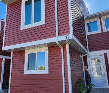 Large 3 Bedroom Townhome — 3 Bedrooms+ Den Townhouse - Photo 1
