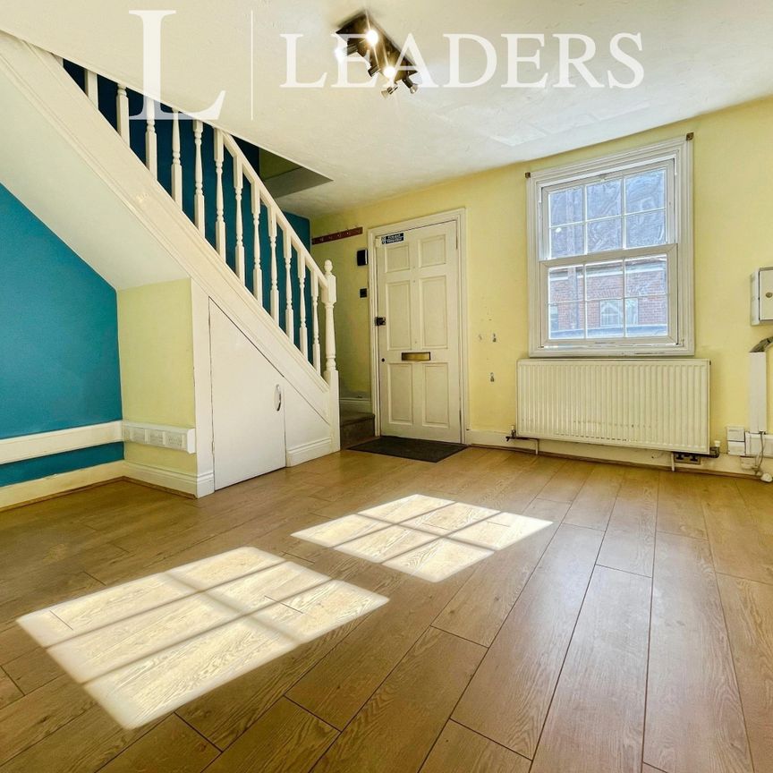 2 bedroom terraced to rent High Street, Kelvedon - Photo 1