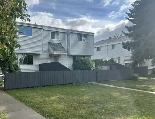 Cozy Townhouse in Quiet Neighborhood | Edmonton - Photo 1