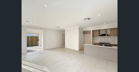 🏡 Brand New 4-Bedroom House in Eynesbury - Photo 3