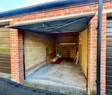 Clockhouse Road, Farnborough, Hampshire, GU14 - Photo 5