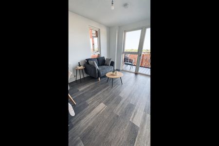 1 Bed Flat, Emerald House, W3 - Photo 2