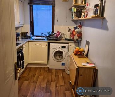 1 bedroom in a flat share to rent - Photo 5