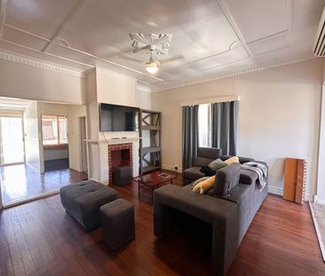 Modern furnished character home - Photo 2