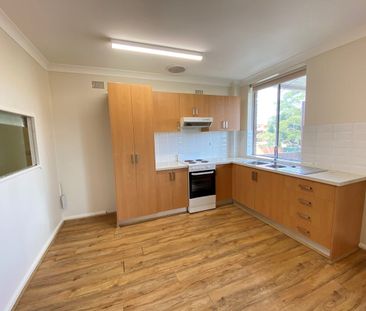 Charming Two Bedroom "Above Shop" Apartment !! - Photo 5