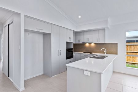 EXECUTIVE ENTERTAINER WITH SOLAR IN MUCH SOUGHT AFTER SMITHFIELD VILLAGE! - Photo 5