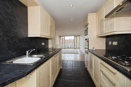 2 bedroom Flat To Let - Photo 5