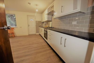 4 bedroom House in Kendall Lane BED), Leeds - Photo 4