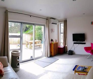 Sunny private 2 bedroom townhouse close to town - Photo 5