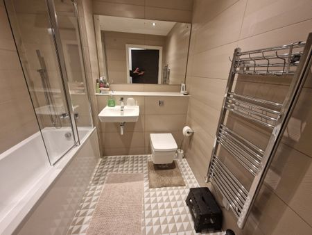 Red, Media City Uk - Photo 2