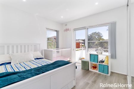 Modern 2 Bedroom Unit Moments from the Beach - Photo 2