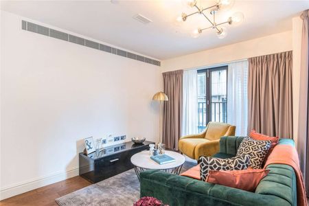 EXCLUSIVELY MANAGED BY SAVILLS. Exceptional two bedroom apartment situated on the first floor in the heart of Soho. - Photo 3
